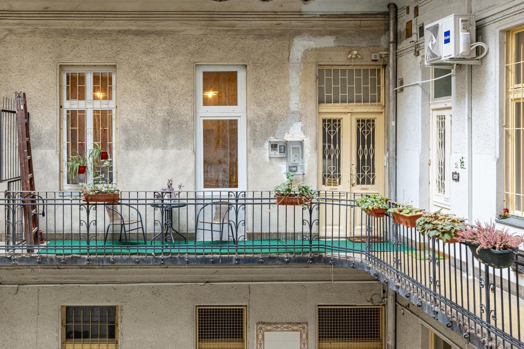 A Quiet Studio In The Heart Of The City Budapest Exteriör bild