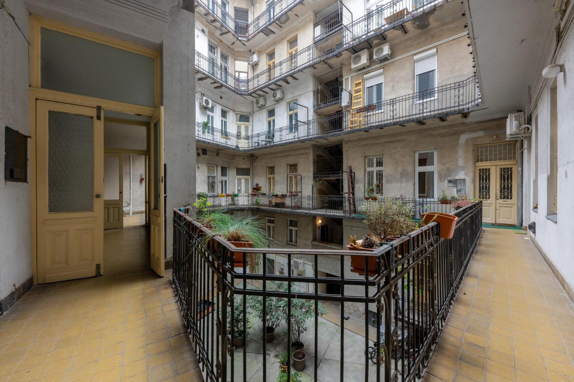 A Quiet Studio In The Heart Of The City Budapest Exteriör bild
