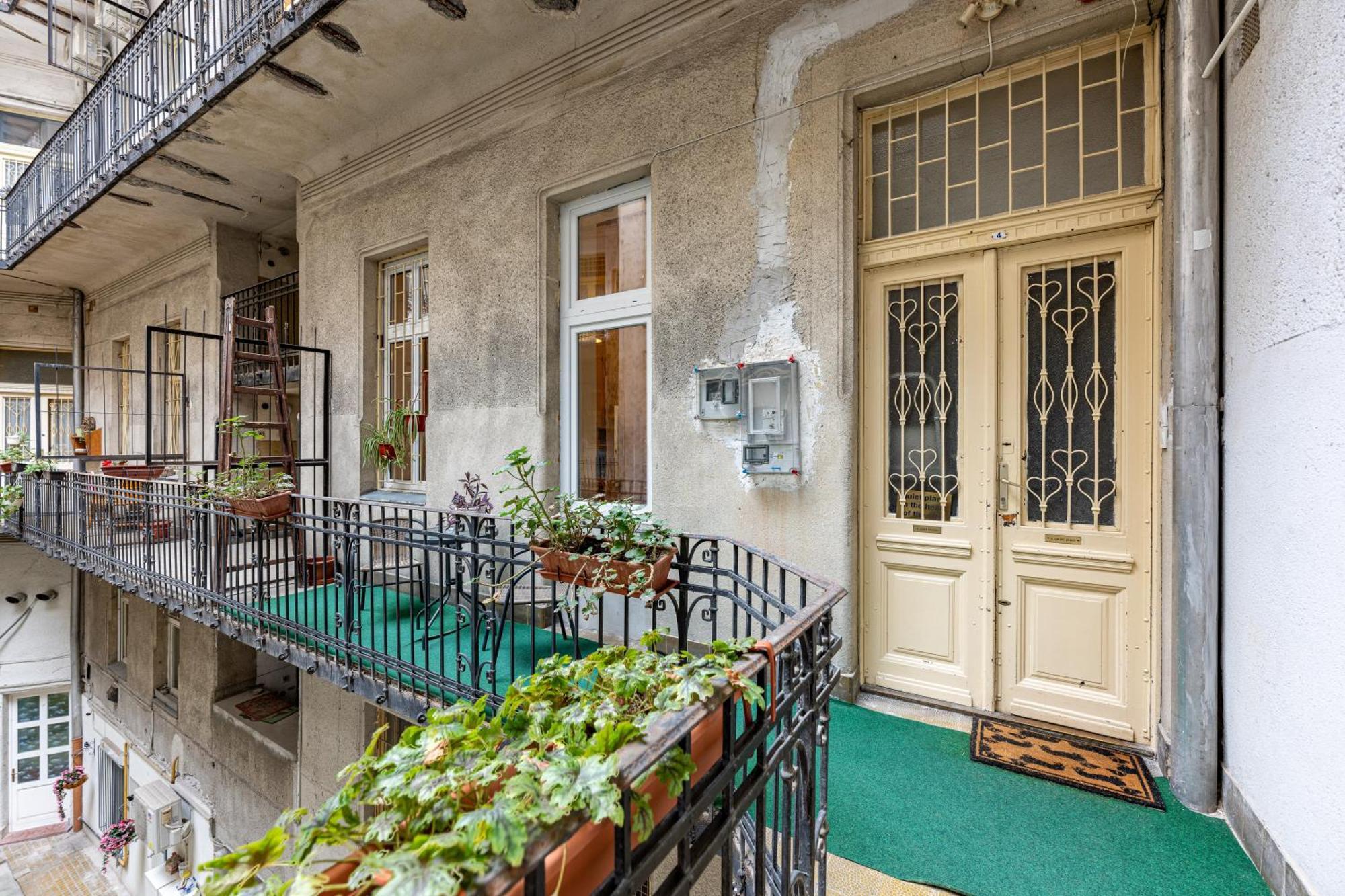 A Quiet Studio In The Heart Of The City Budapest Exteriör bild