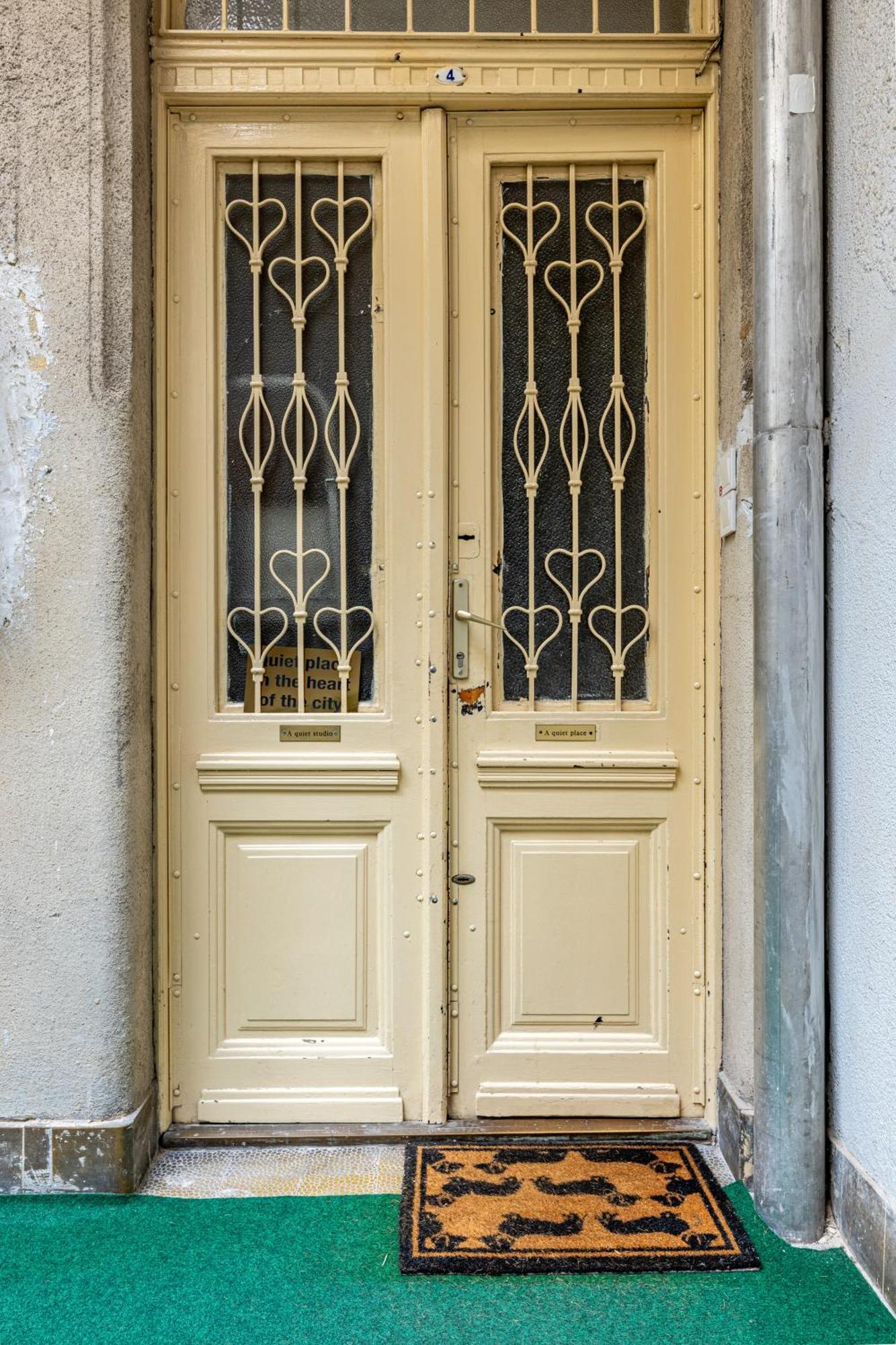 A Quiet Studio In The Heart Of The City Budapest Exteriör bild